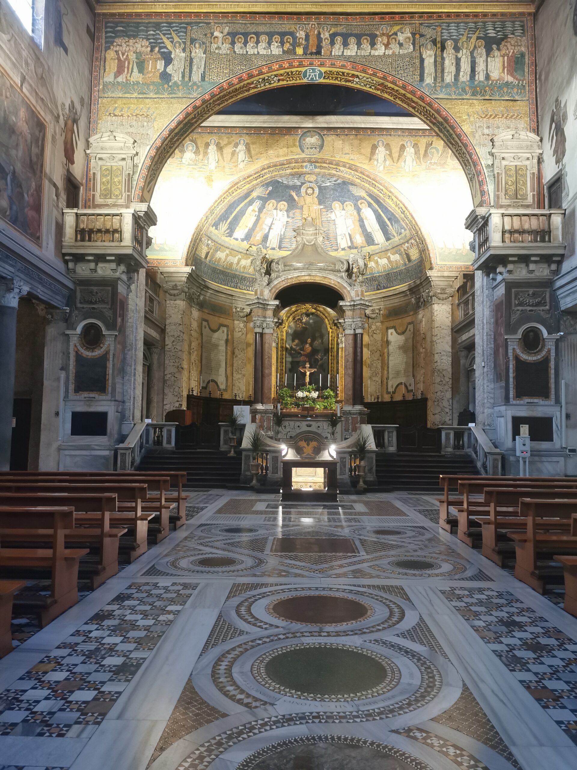 Visiting St. Parassede, nave and altar